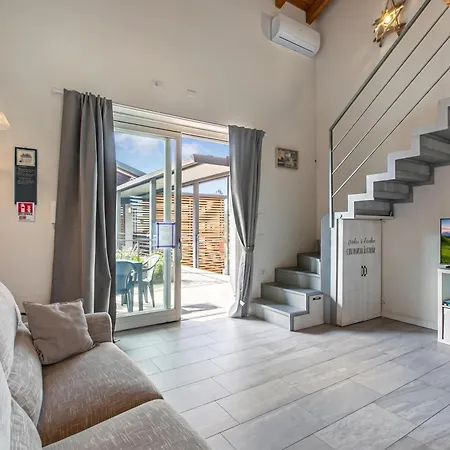 Cozy With Terrace, Near Διαμέρισμα