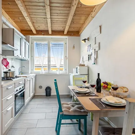 Cozy With Terrace, Near Διαμέρισμα *