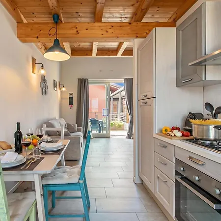 Cozy With Terrace, Near Διαμέρισμα *